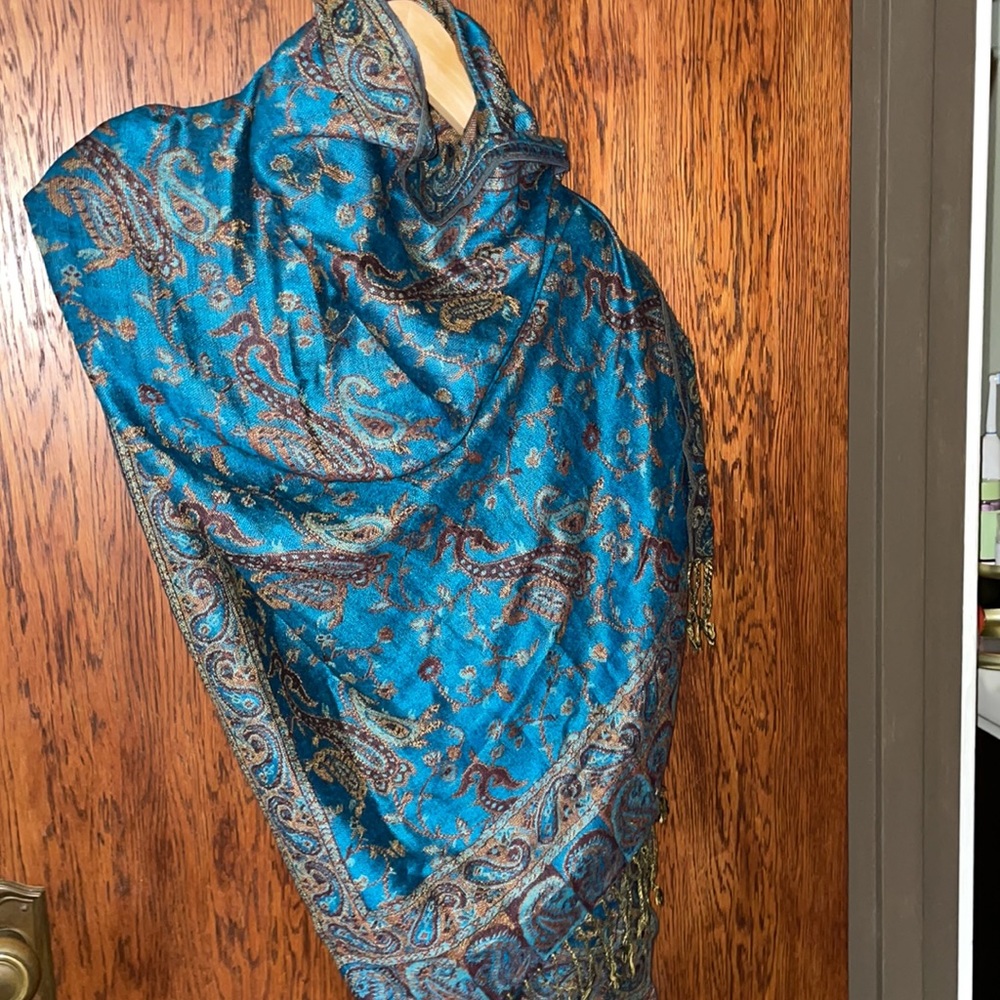 Beautiful 6’x3’ scarf/shawl/wrap. Nothing scratchy about it. Warm and soft.